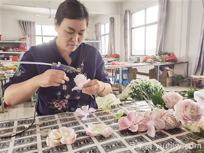 社旗仿真花打開致富路，南陽文鑫工藝品李富文的創(chuàng)業(yè)路(圖1)